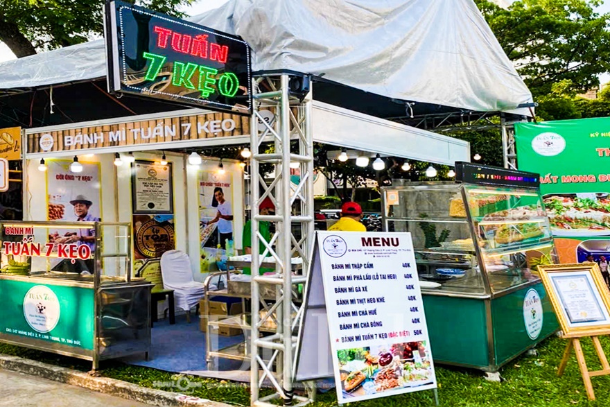 Bánh mì Sài Gòn: Những lát cắt văn hóa ẩn mình trong lớp vỏ giòn tan - 13