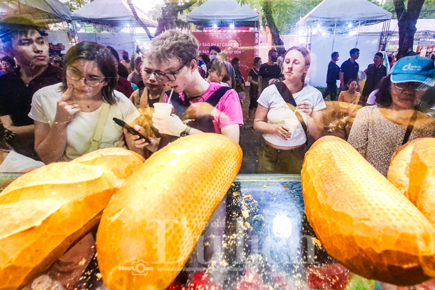 Bánh mì Sài Gòn: Những lát cắt văn hóa ẩn mình trong lớp vỏ giòn tan - 2