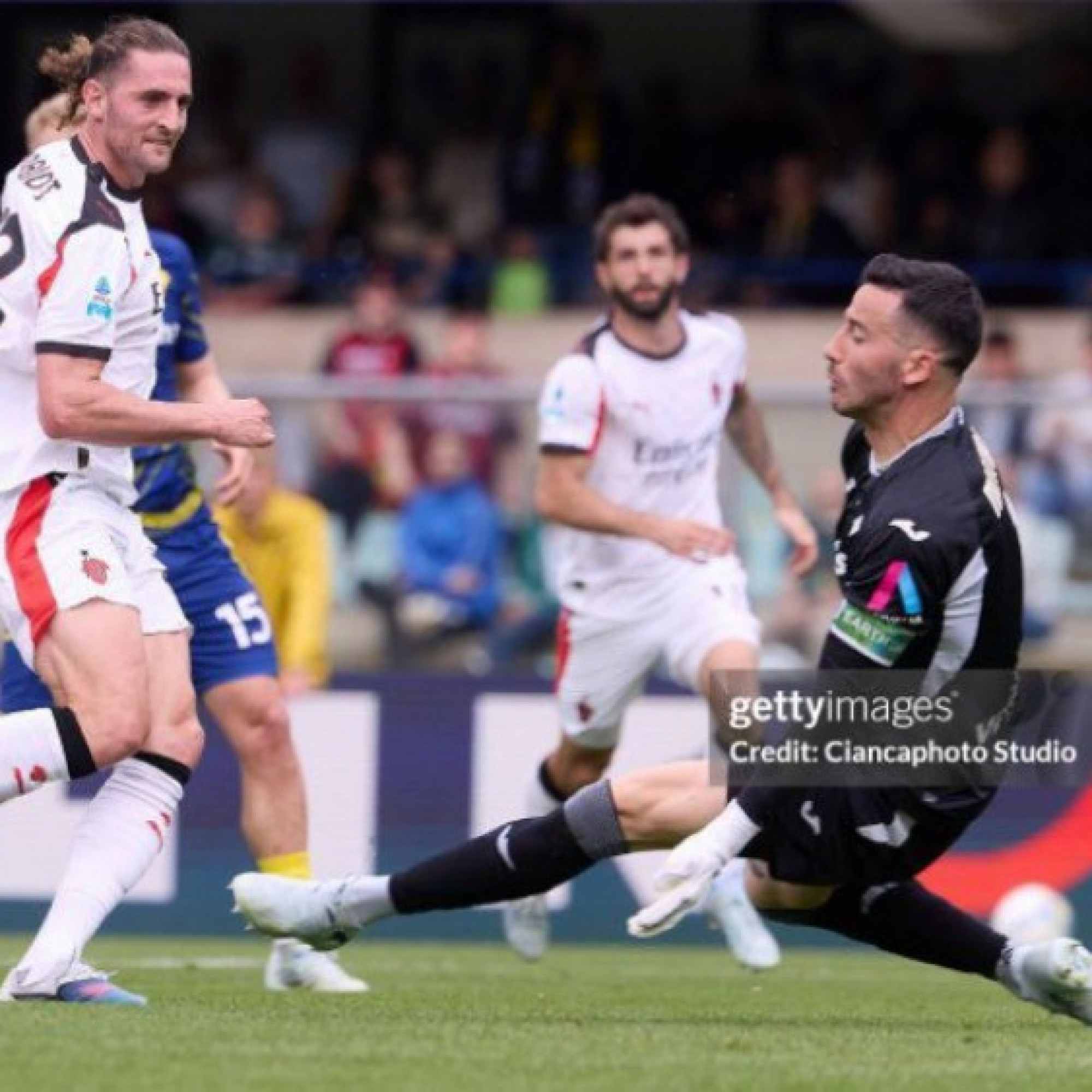  - Đua Serie A nghẹt thở: Milan thắng tối thiểu, củng cố vị trí nhì bảng