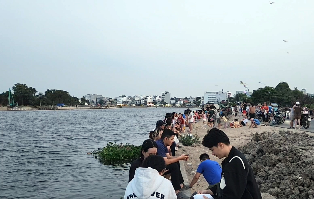 Nóng quá, người dân TP.HCM kéo đến 'biển Gò Vấp' hóng gió mát! - 1