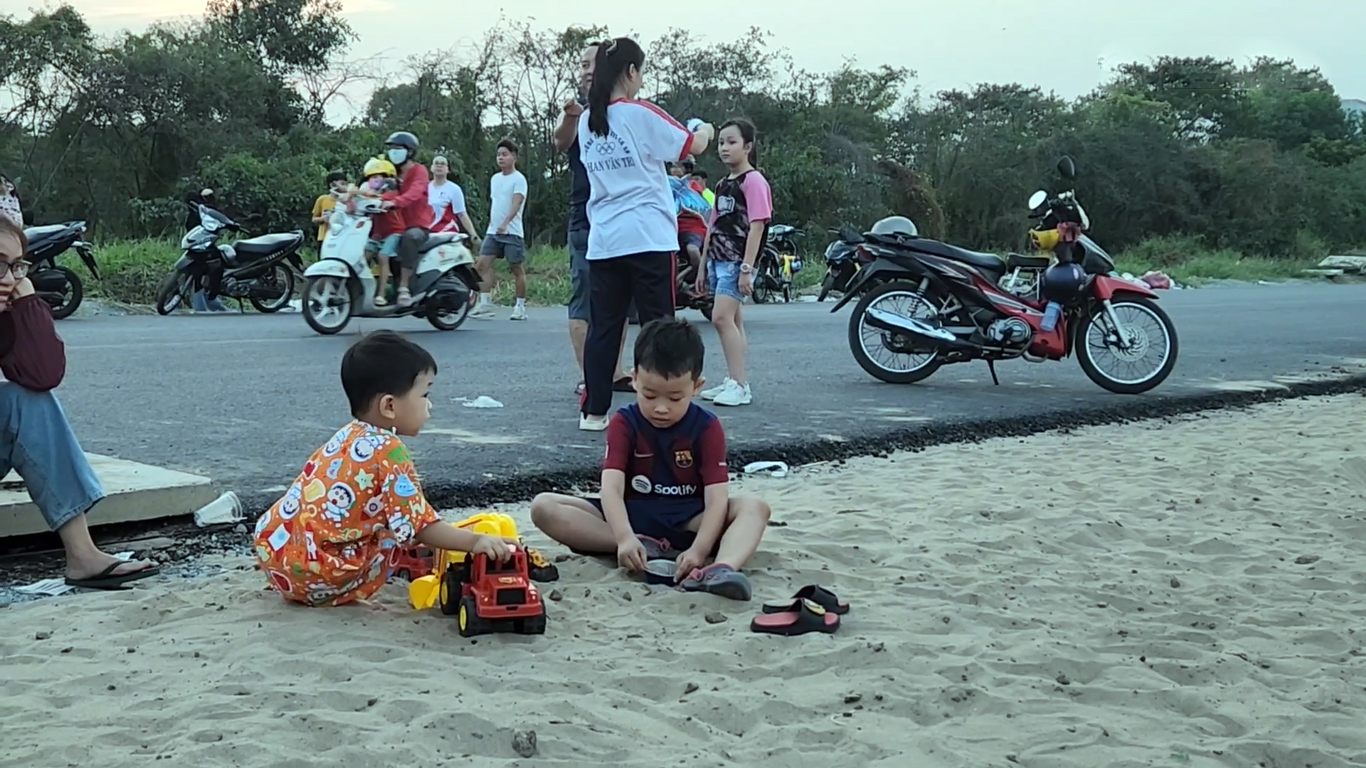 Nóng quá, người dân TP.HCM kéo đến 'biển Gò Vấp' hóng gió mát! - 2