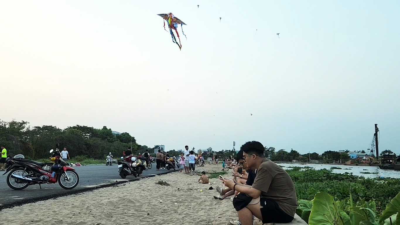 Nóng quá, người dân TP.HCM kéo đến 'biển Gò Vấp' hóng gió mát! - 3