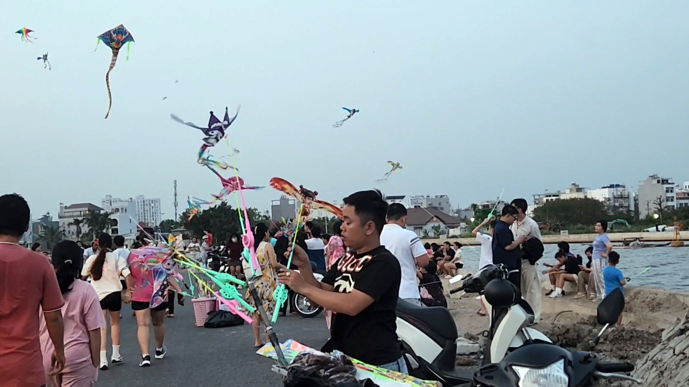 Nóng quá, người dân TP.HCM kéo đến 'biển Gò Vấp' hóng gió mát! - 4