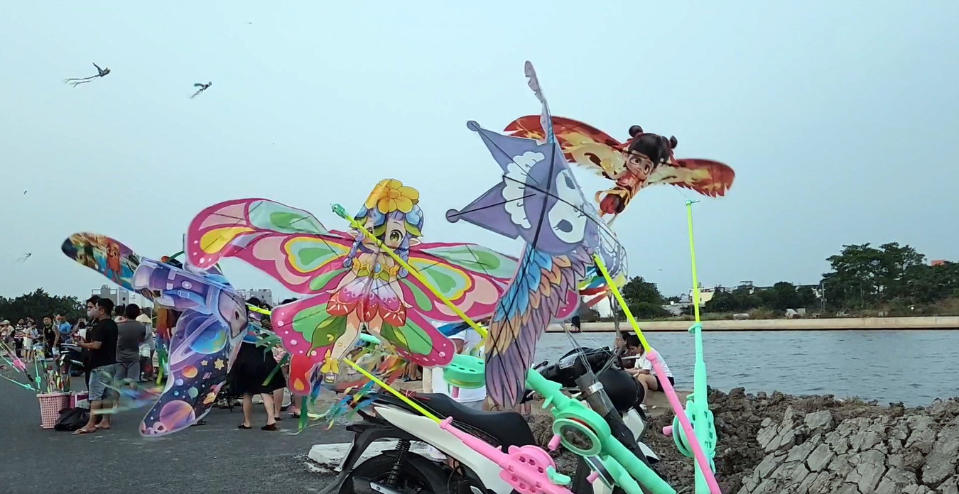 Nóng quá, người dân TP.HCM kéo đến 'biển Gò Vấp' hóng gió mát! - 5