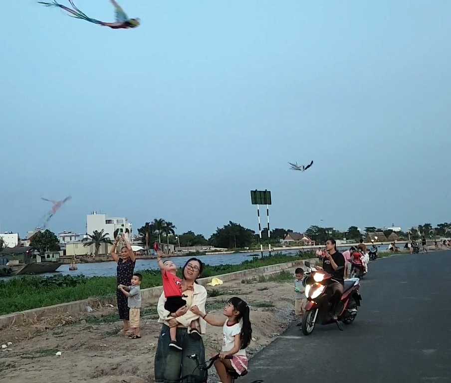 Nóng quá, người dân TP.HCM kéo đến 'biển Gò Vấp' hóng gió mát! - 6