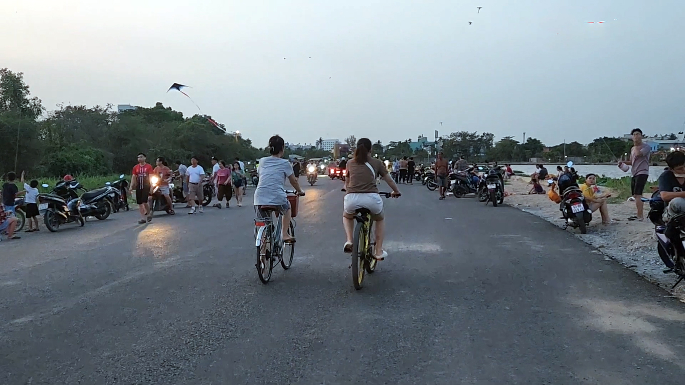 Nóng quá, người dân TP.HCM kéo đến 'biển Gò Vấp' hóng gió mát! - 7