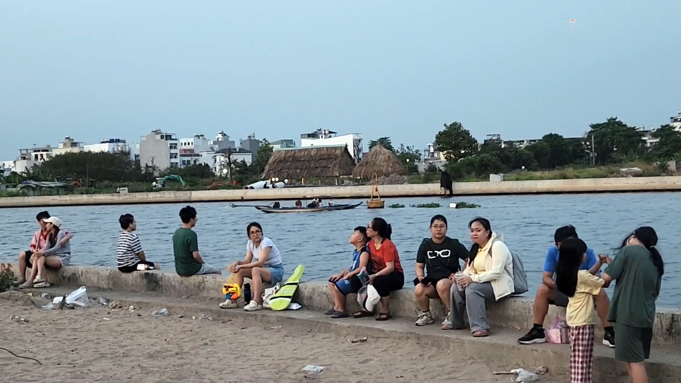 Nóng quá, người dân TP.HCM kéo đến 'biển Gò Vấp' hóng gió mát! - 8