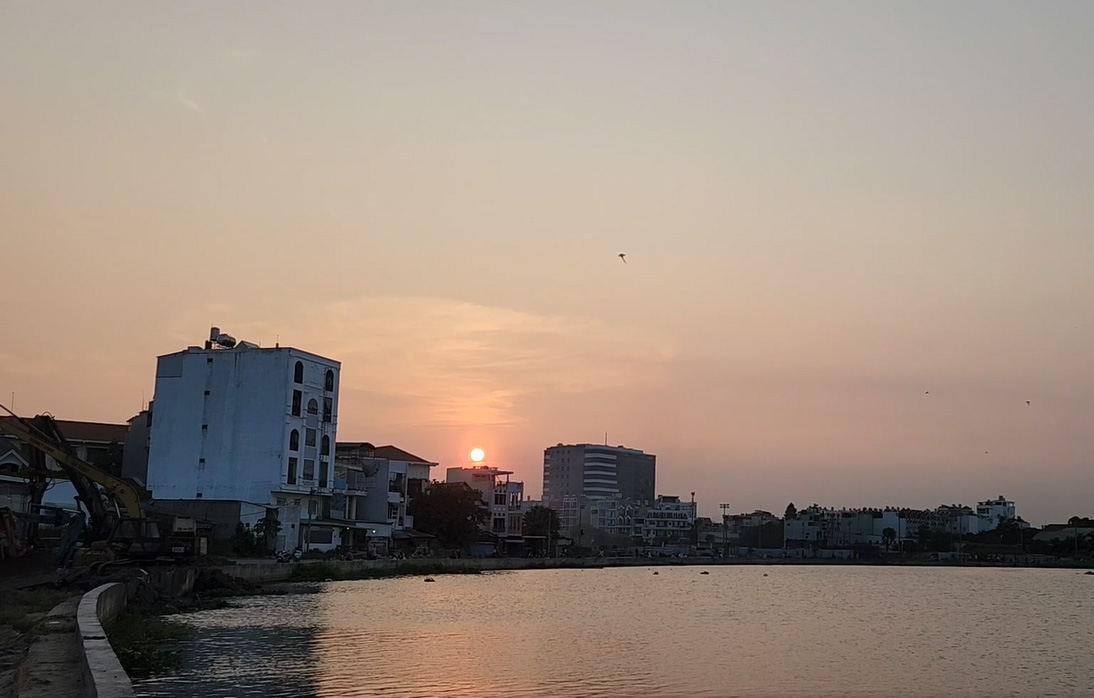 Nóng quá, người dân TP.HCM kéo đến 'biển Gò Vấp' hóng gió mát! - 10