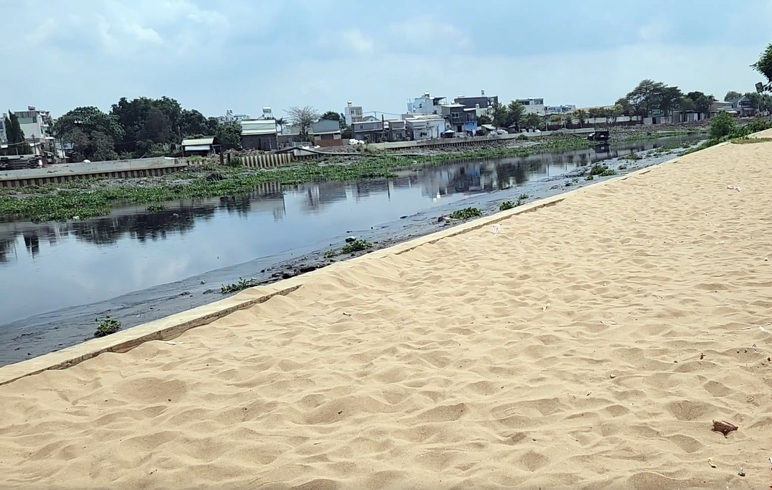 Nóng quá, người dân TP.HCM kéo đến 'biển Gò Vấp' hóng gió mát! - 11