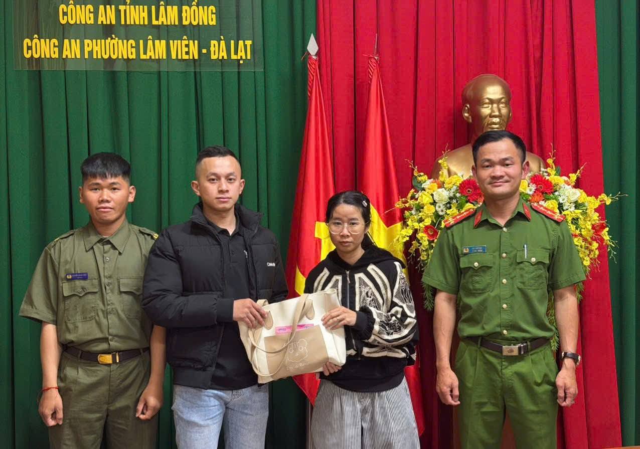 Nhặt được túi xách chứa số tiền lớn, thanh niên đến công an trình báo - 1