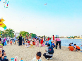  - Nóng quá, người dân TP.HCM kéo đến 'biển Gò Vấp' hóng gió mát!