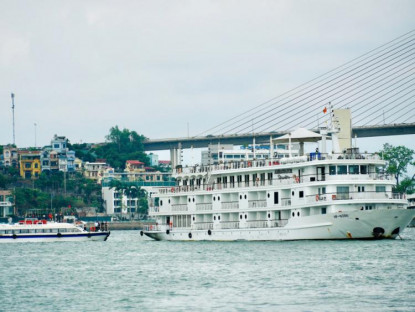 Chuyển động - Chính thức vận hành tàu chạy tuyến kết nối vịnh Hạ Long - Lan Hạ