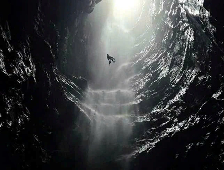 Phát hiện hang mới có thác nước ngầm giữa lõi di sản Phong Nha - Kẻ Bàng - 1