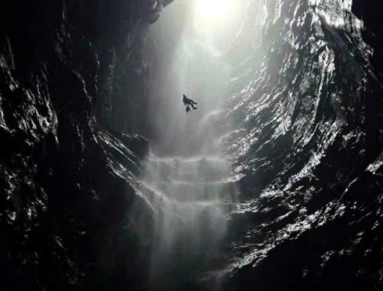 Phát hiện hang mới có thác nước ngầm giữa lõi di sản Phong Nha - Kẻ Bàng