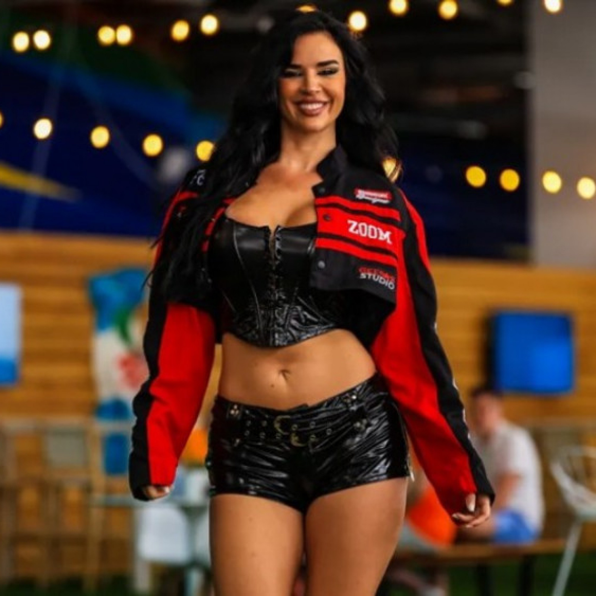  - Fan nữ gợi cảm nhất World Cup gây bão khi mặc bikini nhỏ xíu trên sườn núi