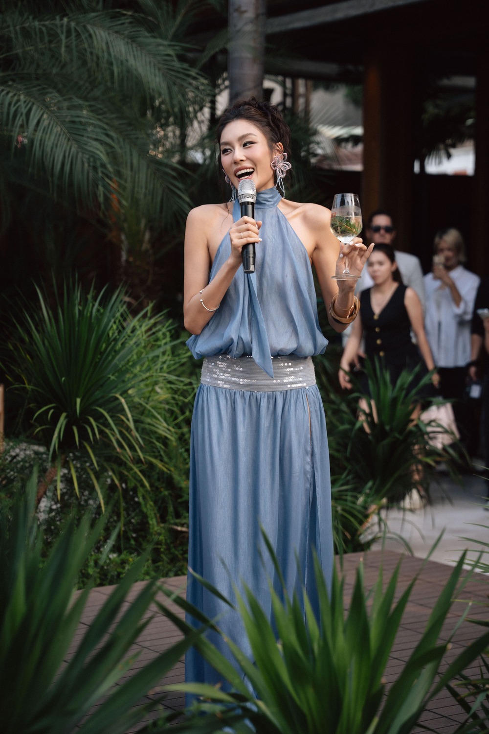 Á hậu Thảo Nhi Lê tái xuất với show diễn “giờ vàng”, biến bờ sông Sài Gòn thành sàn runway - 2