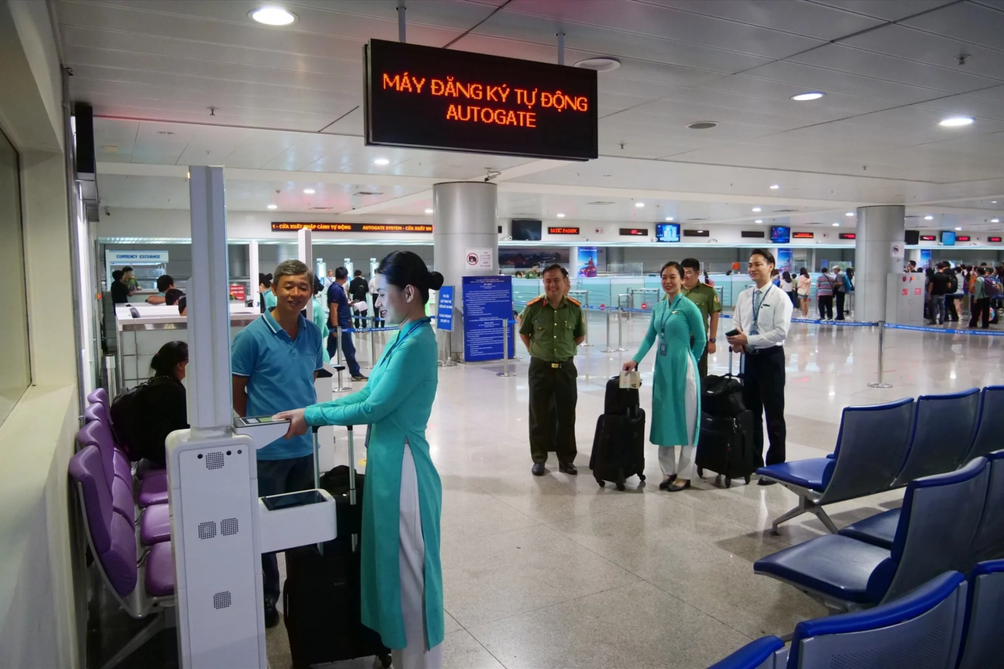 Khách quốc tế đến Tân Sơn Nhất phải khai báo trực tuyến trước nhập cảnh - 2