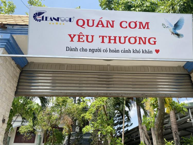 Quán cơm Yêu Thương trong khuôn viên nhà của tổng giám đốc
