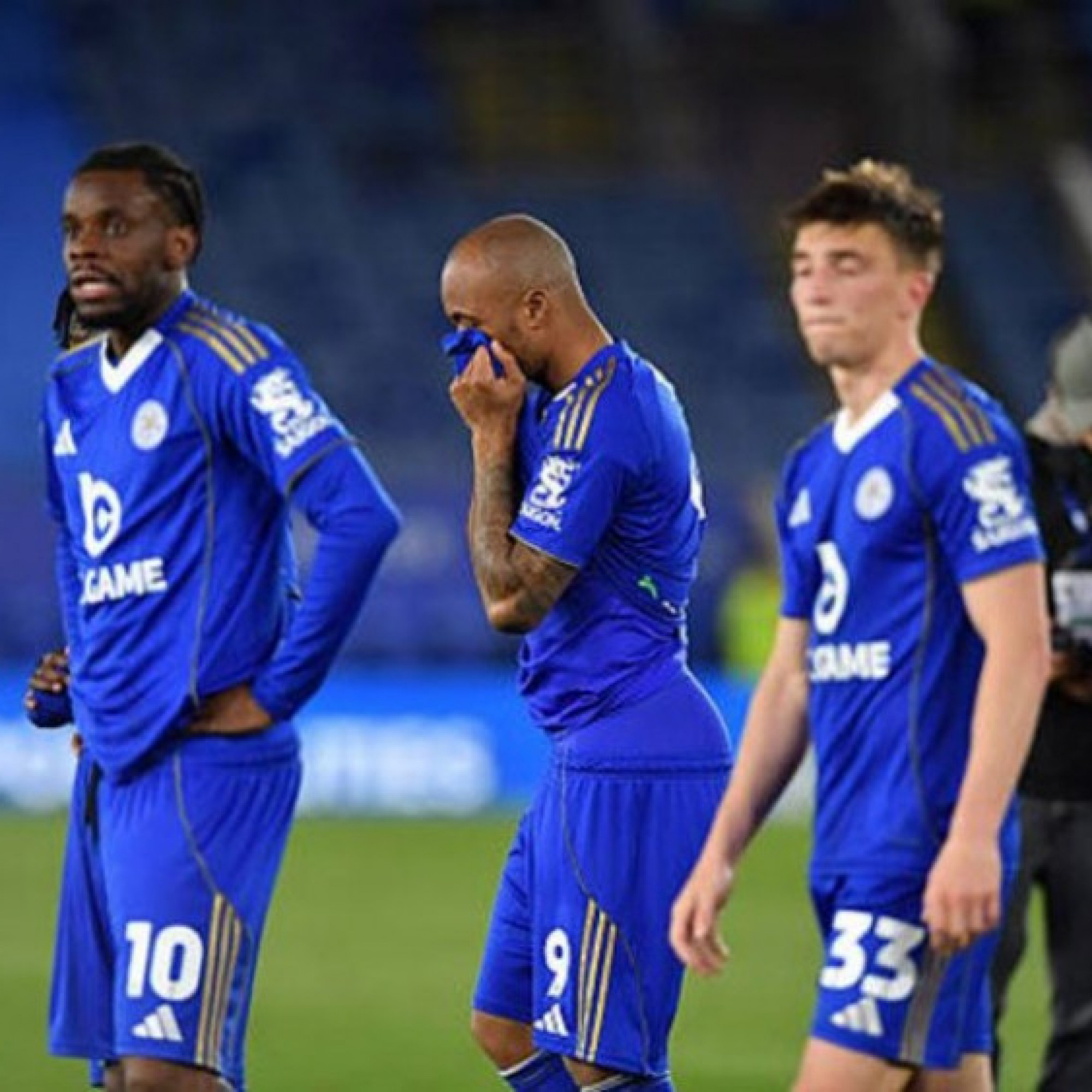  - Leicester City chính thức xuống hạng 3, fan phẫn uất trút giận lên các cầu thủ