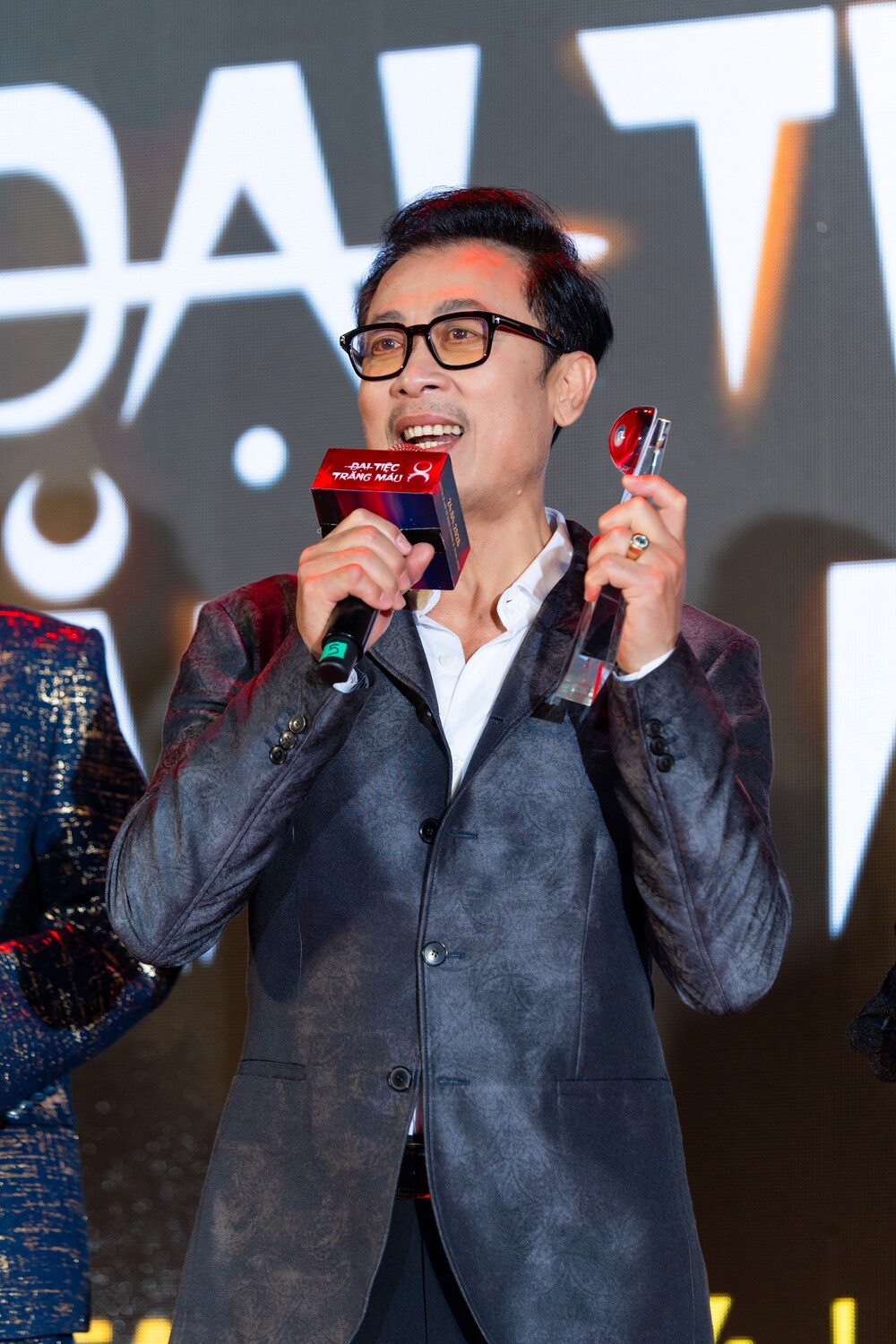 Vân Sơn - Quang Minh hội ngộ Việt Hương tại sự kiện công chiếu "Đại tiệc trăng máu 8" - 3