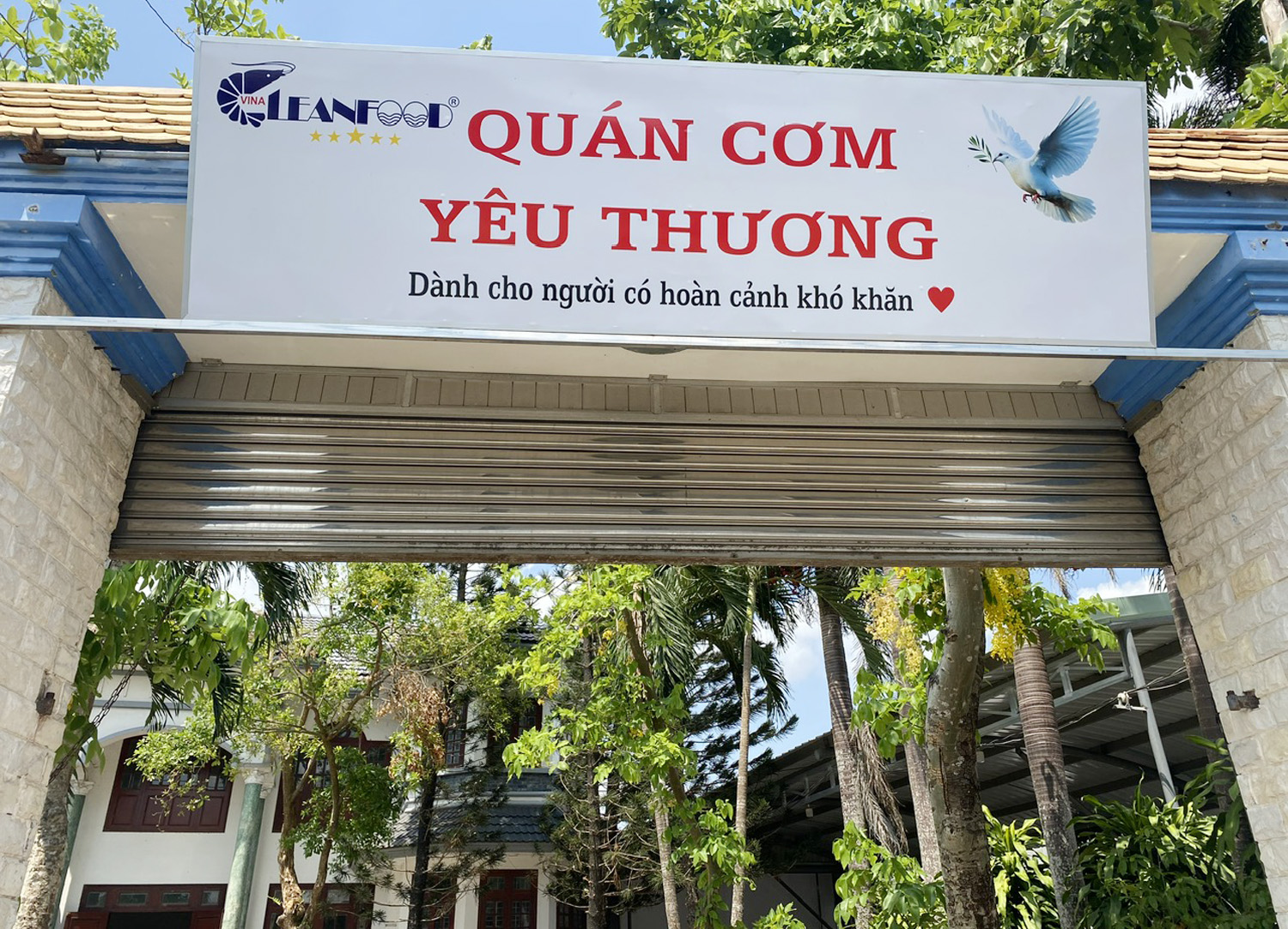 Quán cơm Yêu Thương trong khuôn viên nhà của tổng giám đốc - 1