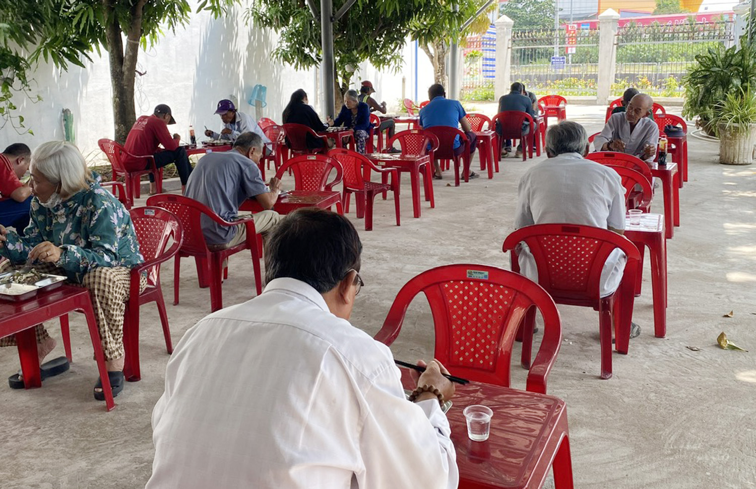 Quán cơm Yêu Thương trong khuôn viên nhà của tổng giám đốc - 2