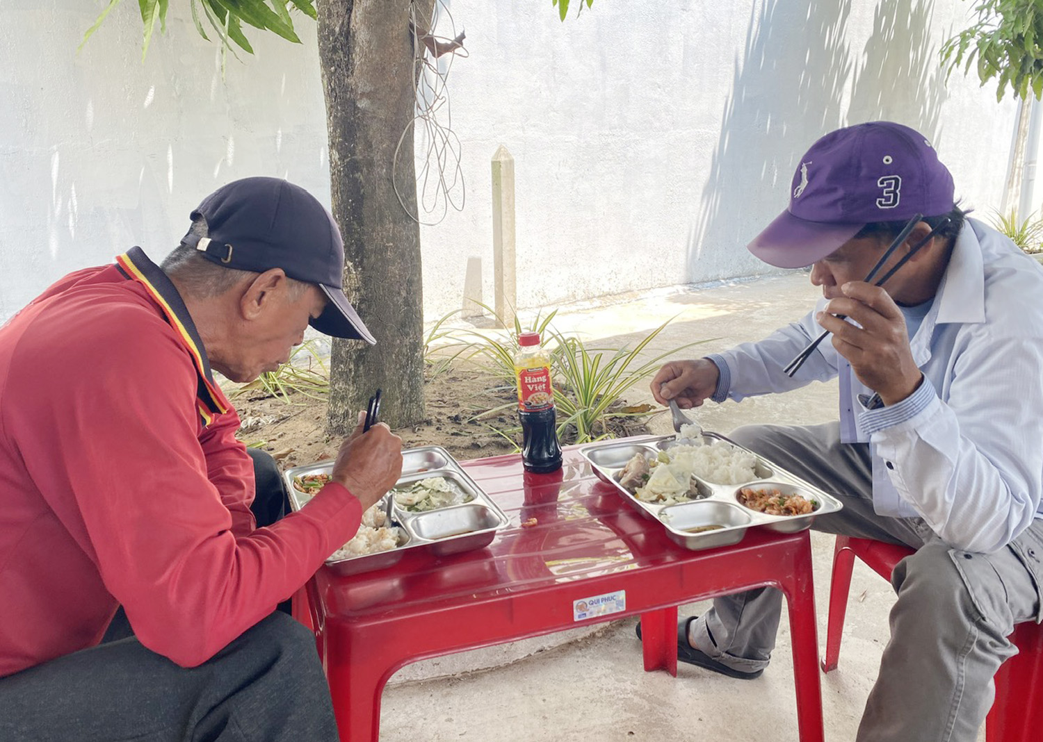 Quán cơm Yêu Thương trong khuôn viên nhà của tổng giám đốc - 3