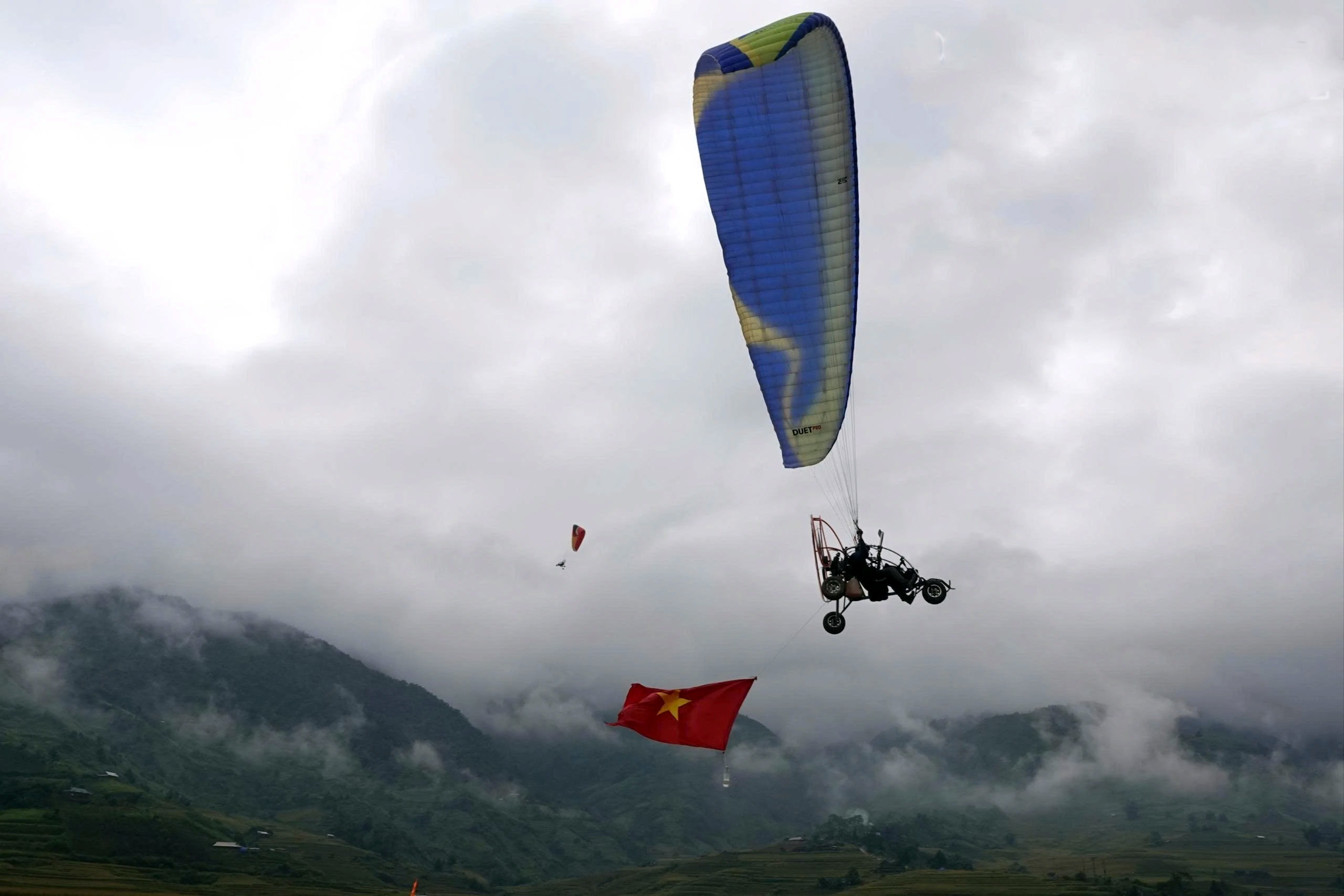 Bay trên mùa nước đổ, ngắm ruộng bậc thang đẹp ngất ngây - 1