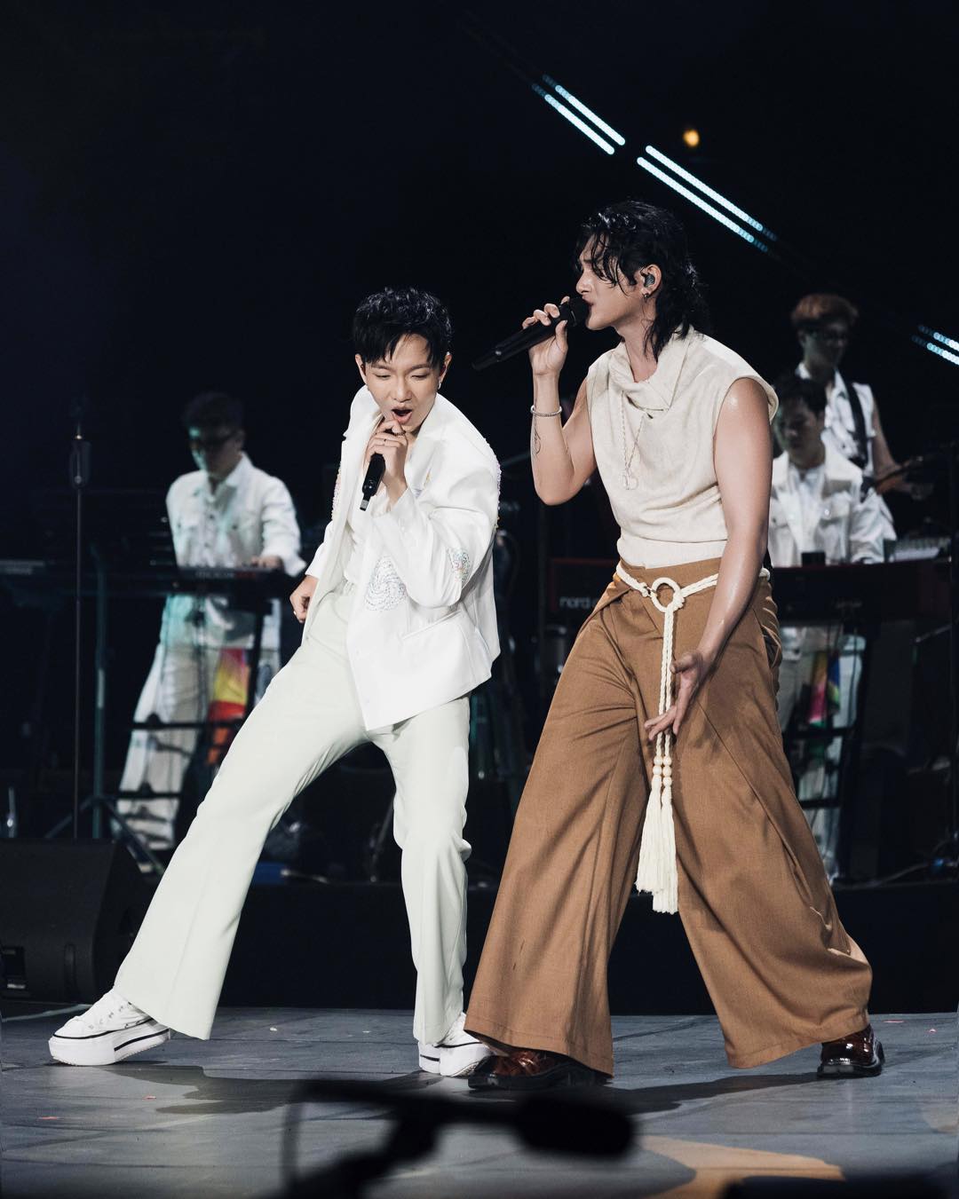 GREY D và Hoàng Dũng “song kiếm hợp bích”: Lần đầu live Mới Hôm Qua gây sốt, 10 nghìn người hò reo không ngớt - 1