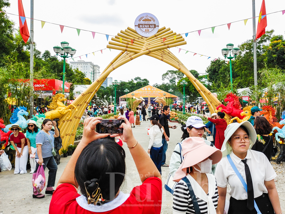“Tung lò mò” lần đầu xuất hiện: Làn gió lạ giữa vạn bánh mì quen - 1