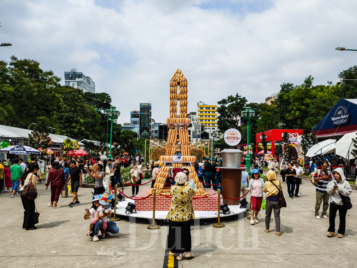 “Tung lò mò” lần đầu xuất hiện: Làn gió lạ giữa vạn bánh mì quen - 10