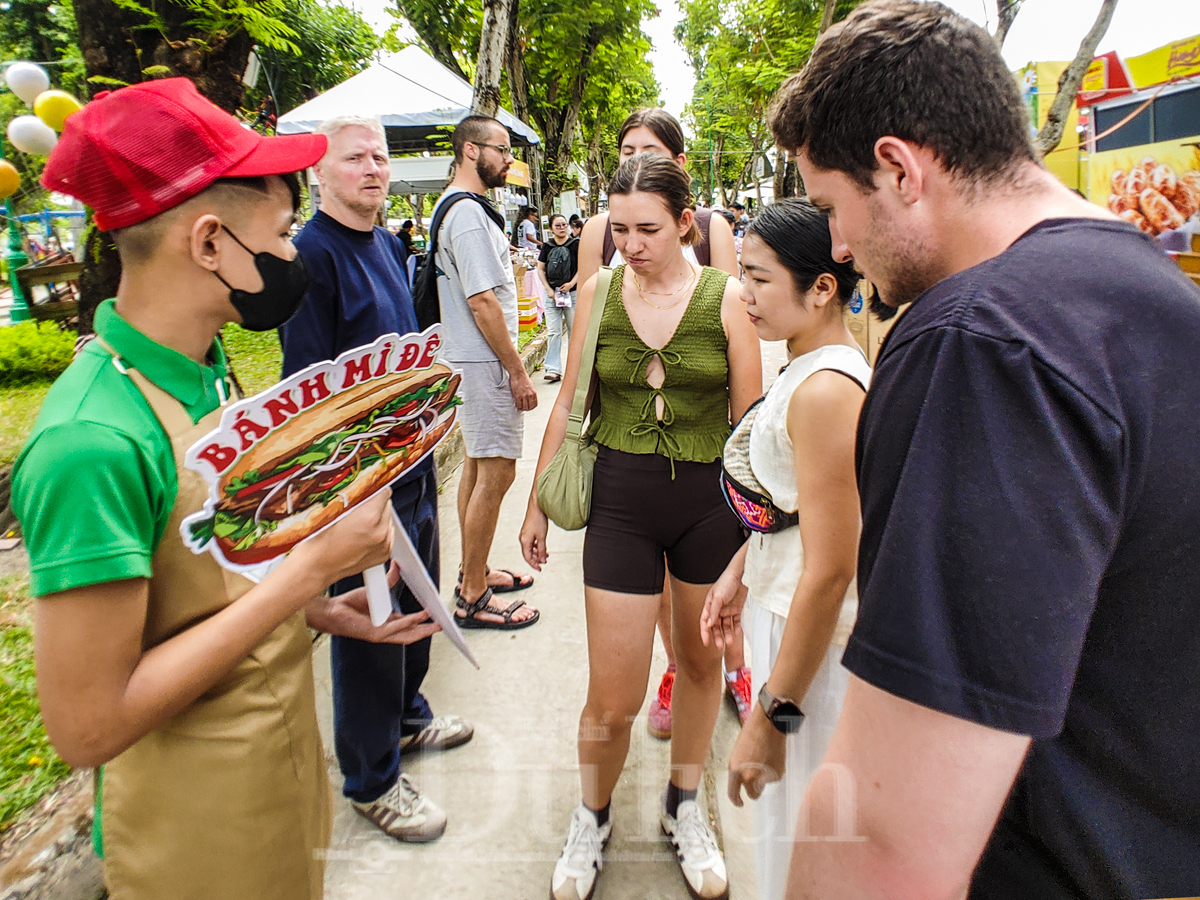 “Tung lò mò” lần đầu xuất hiện: Làn gió lạ giữa vạn bánh mì quen - 7