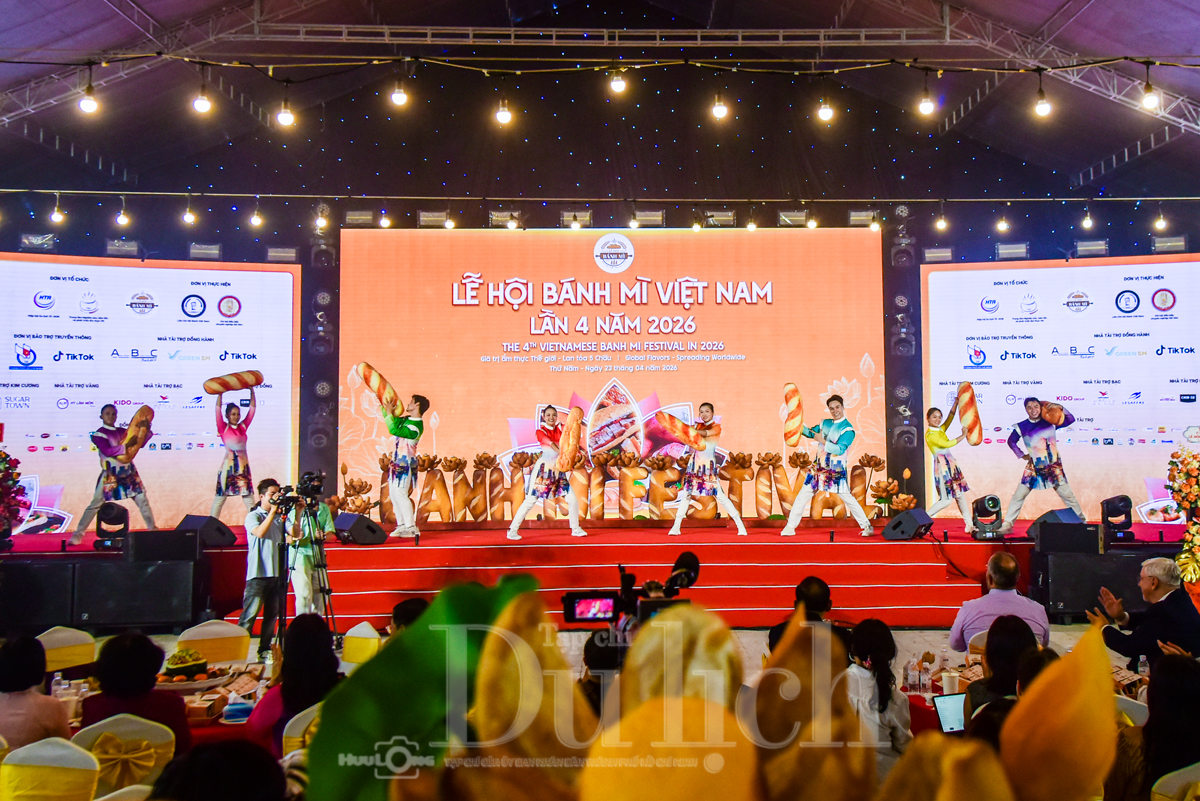 Rộn ràng đêm khai mạc Lễ hội bánh mì, nghìn nghịt du khách háo hức chen chân - 3