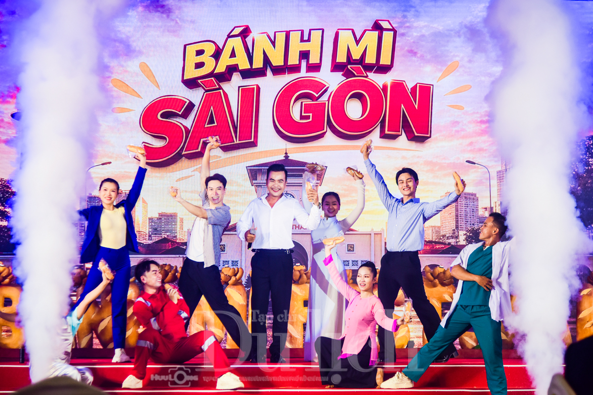 Rộn ràng đêm khai mạc Lễ hội bánh mì, nghìn nghịt du khách háo hức chen chân - 1