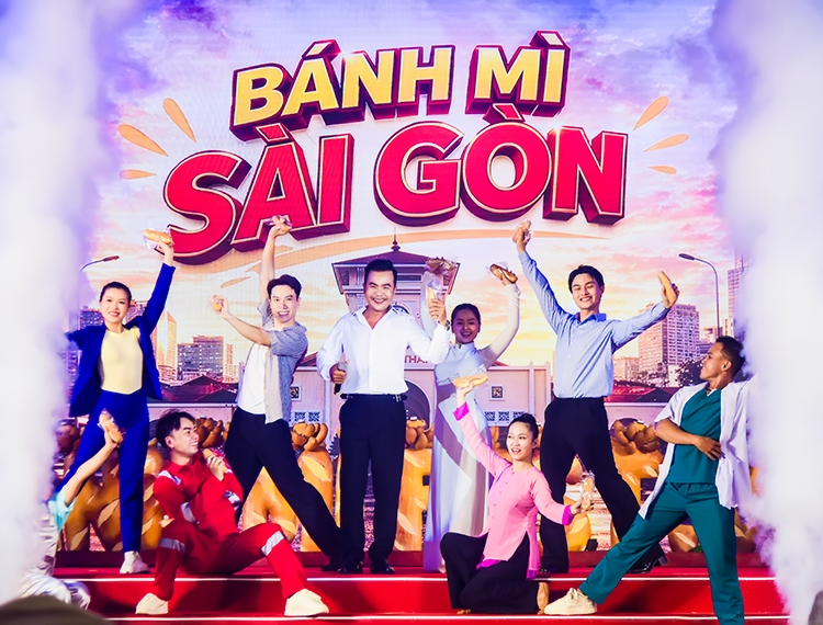 Rộn ràng đêm khai mạc Lễ hội bánh mì, nghìn nghịt du khách háo hức chen chân