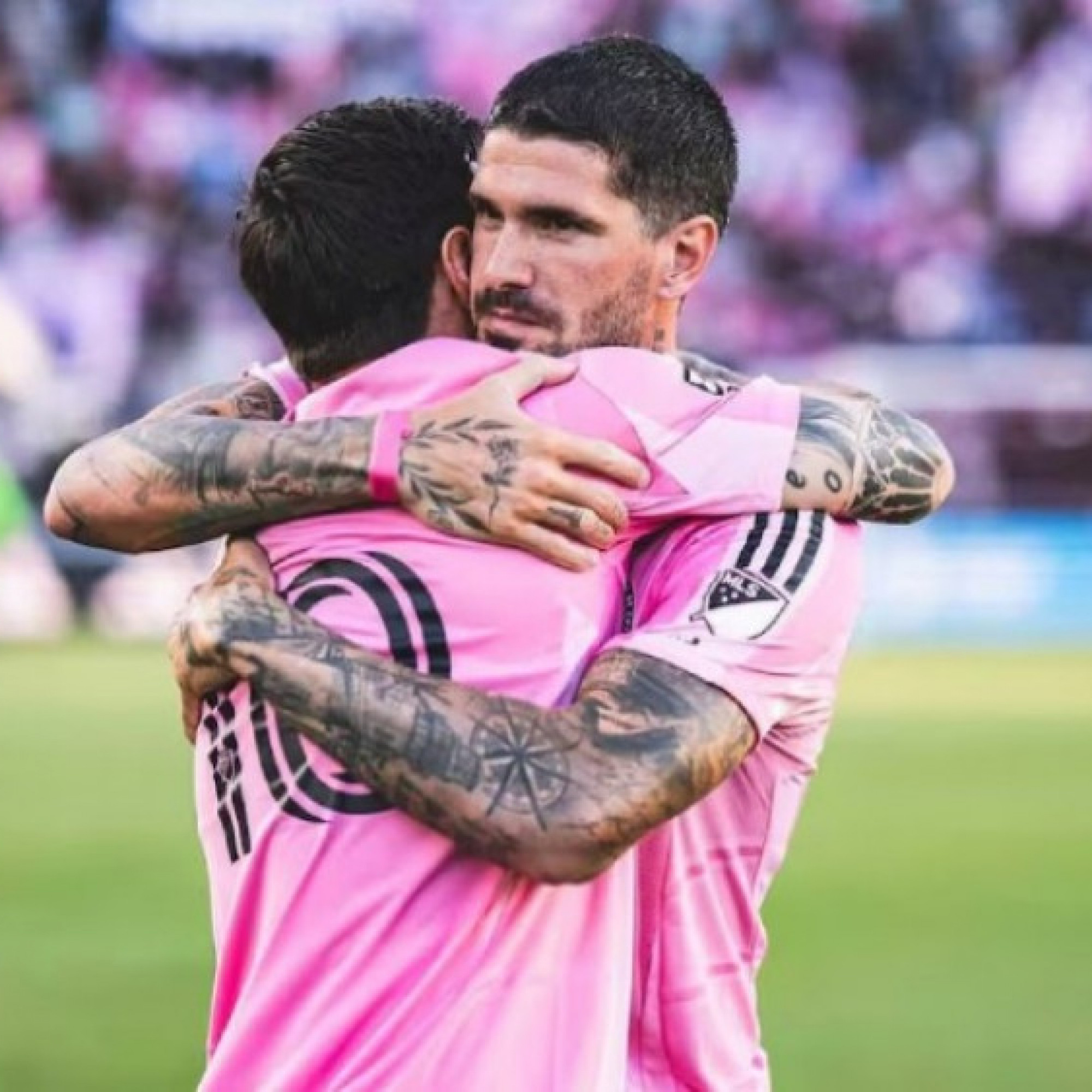  - "Cận vệ" của Messi lập siêu phẩm, Luis Suarez cũng không chịu kém cạnh