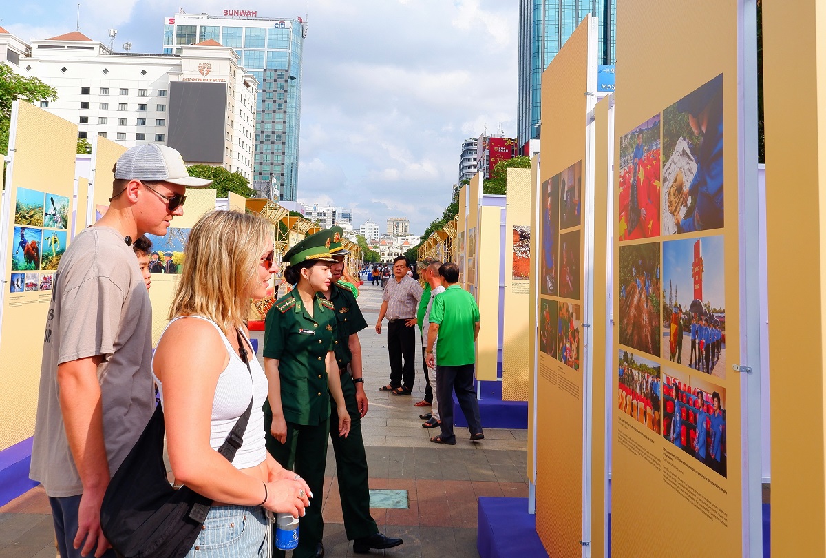 Khai mạc triển lãm ảnh “Việt Nam - một dải non sông” tại phố đi bộ Nguyễn Huệ - 1