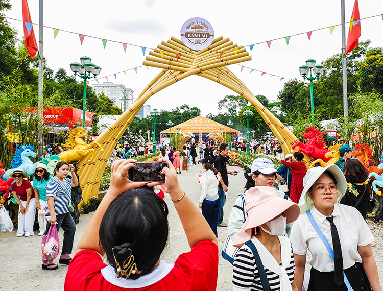 “Tung lò mò” lần đầu xuất hiện: Làn gió lạ giữa rừng bánh mì quen