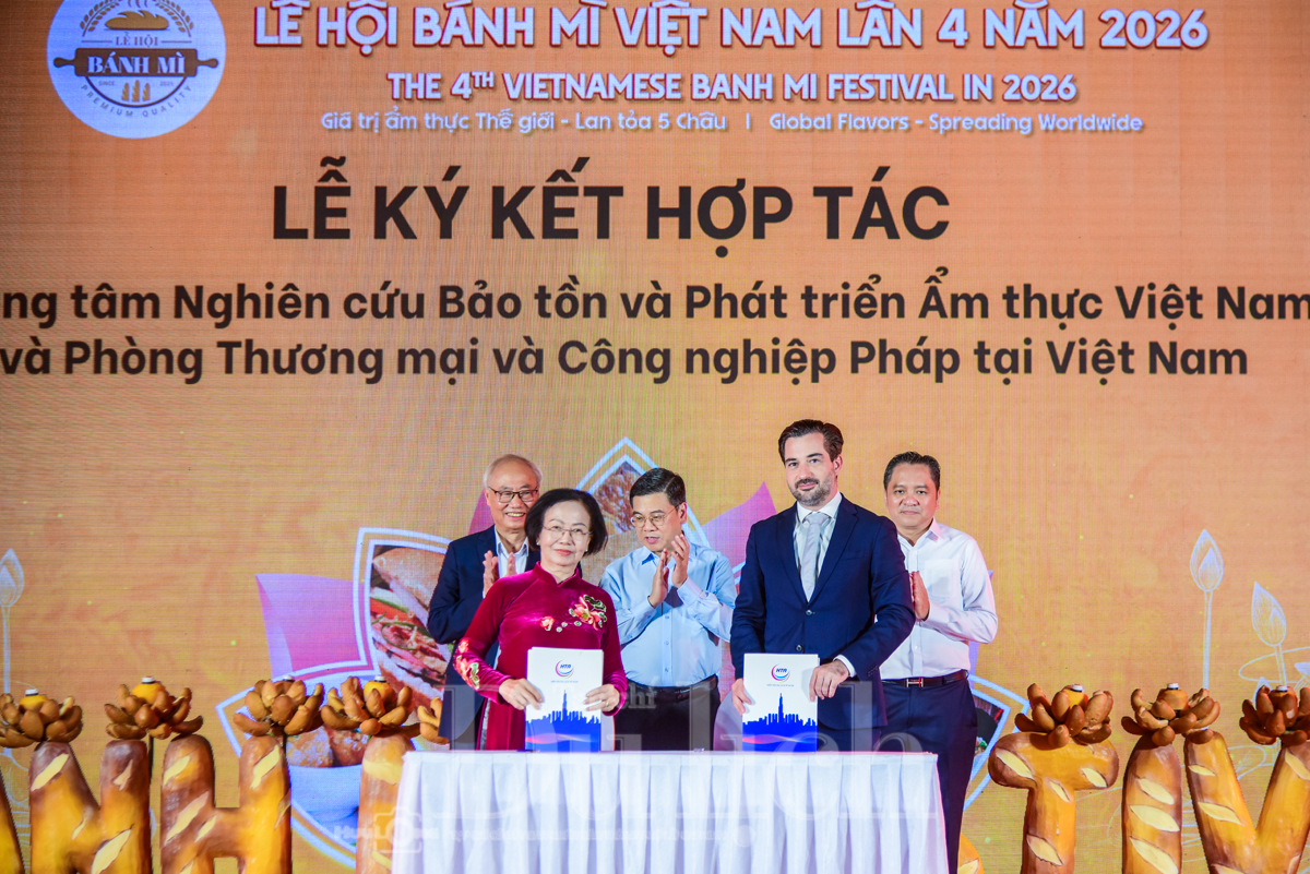 Rộn ràng đêm khai mạc Lễ hội bánh mì, nghìn nghịt du khách háo hức chen chân - 6