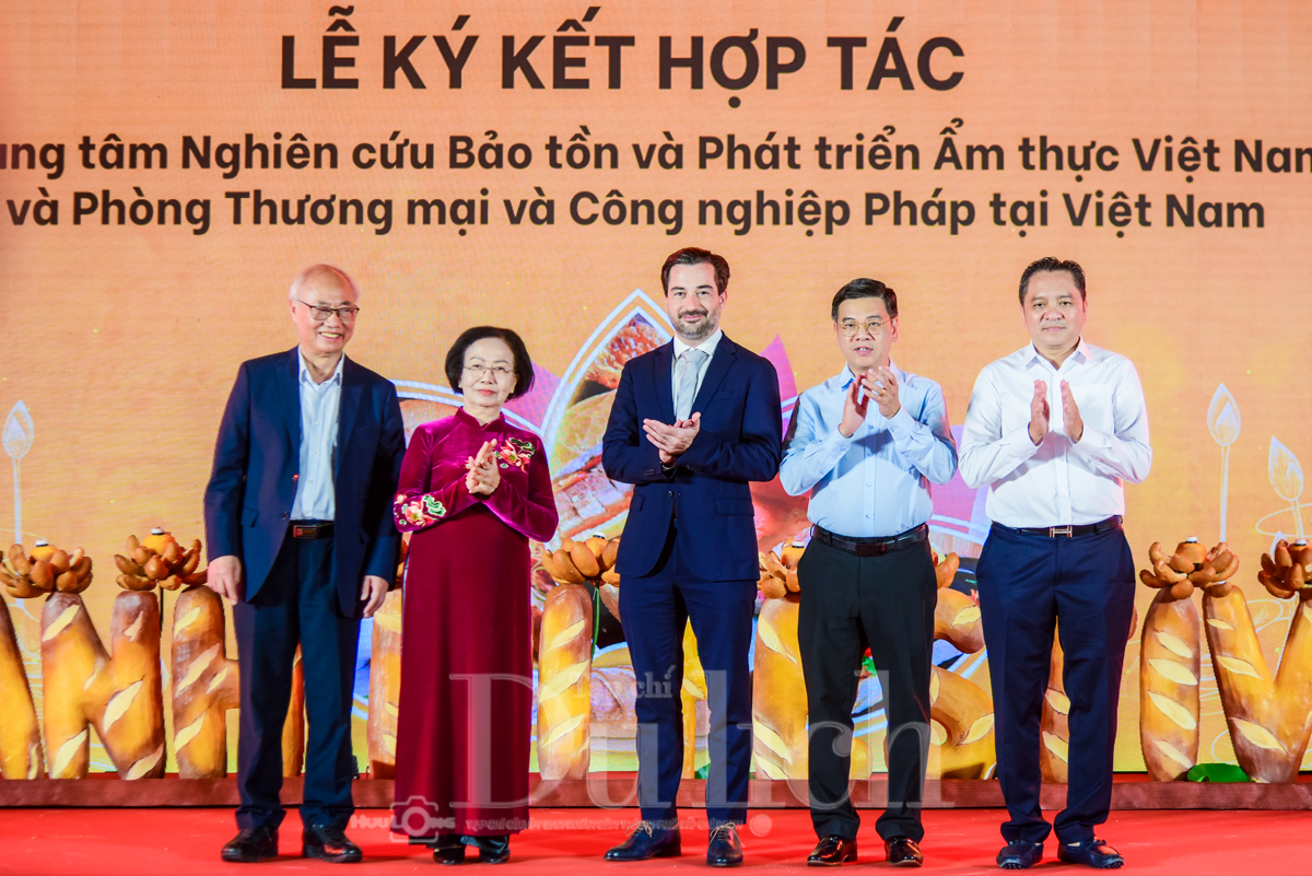 Rộn ràng đêm khai mạc Lễ hội bánh mì, nghìn nghịt du khách háo hức chen chân - 7