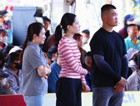  - Thanh Thảo, Mai Phương, Trương Đình Hoàng nghẹn lòng trước nghị lực của các em nhỏ kém may mắn