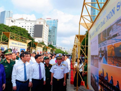 Khai mạc triển lãm ảnh “Việt Nam - một dải non sông” tại phố đi bộ Nguyễn Huệ