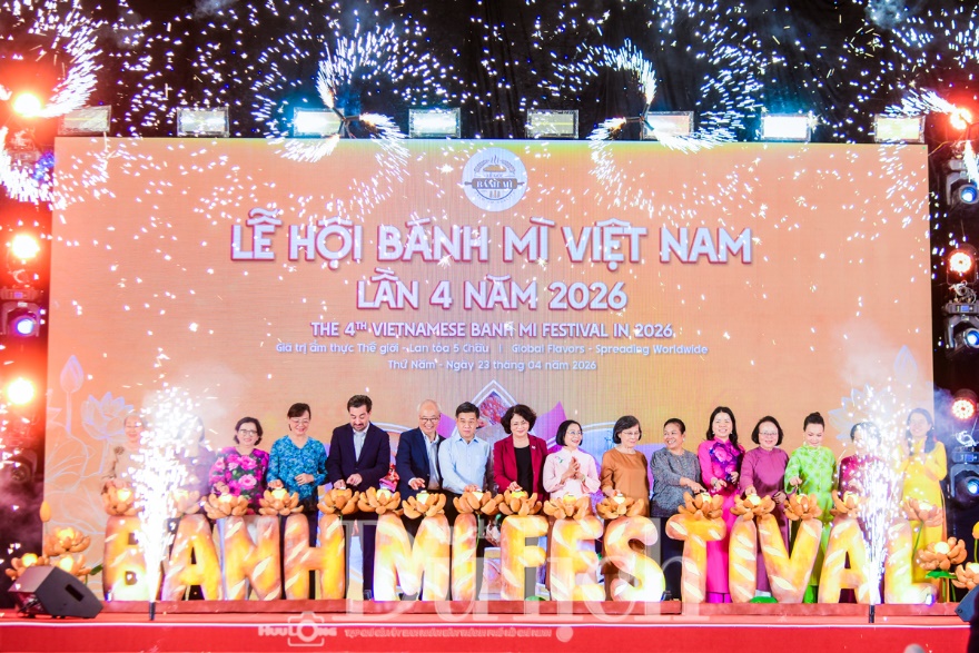 Rộn ràng đêm khai mạc Lễ hội bánh mì, nghìn nghịt du khách háo hức chen chân - 4