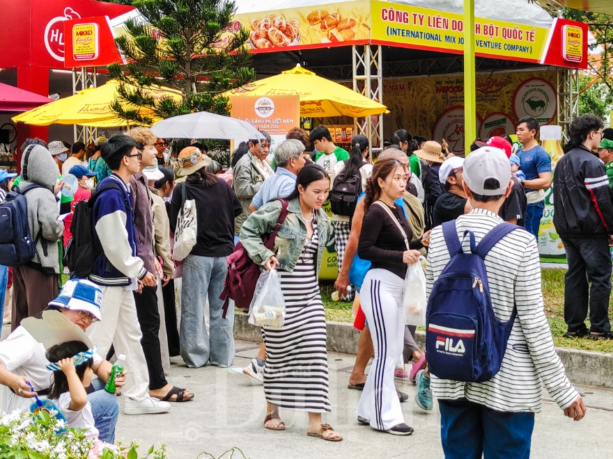 “Tung lò mò” lần đầu xuất hiện: Làn gió lạ giữa vạn bánh mì quen - 2