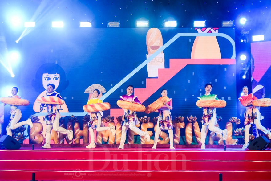 Rộn ràng đêm khai mạc Lễ hội bánh mì, nghìn nghịt du khách háo hức chen chân - 2