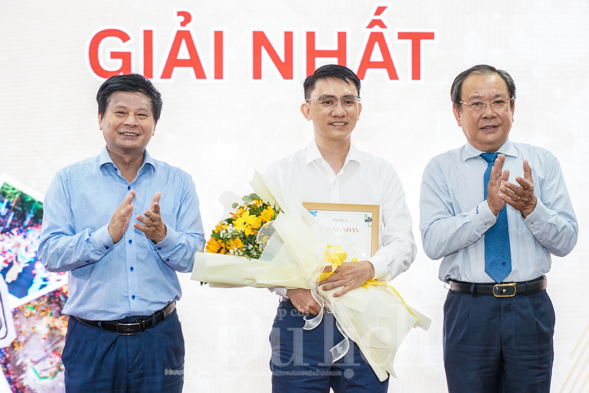 Lưu giữ linh hồn đô thị qua những khung hình rực rỡ sắc màu tươi mới - 1