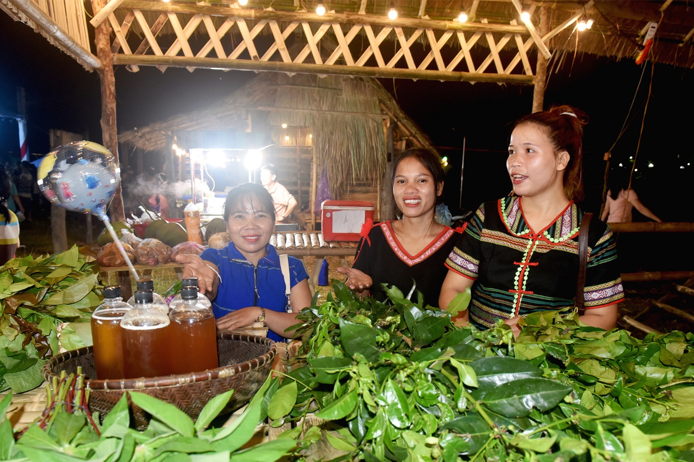 khong gian van hoa  doc dao o cho phien son tay thuong - 3