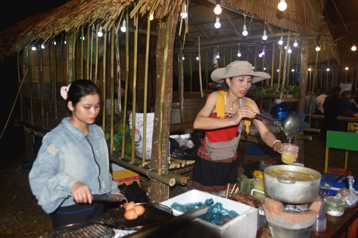 khong gian van hoa  doc dao o cho phien son tay thuong - 19