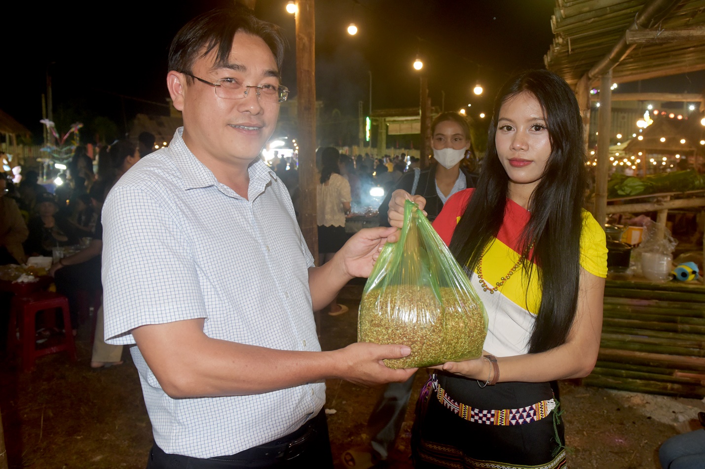 khong gian van hoa  doc dao o cho phien son tay thuong - 8