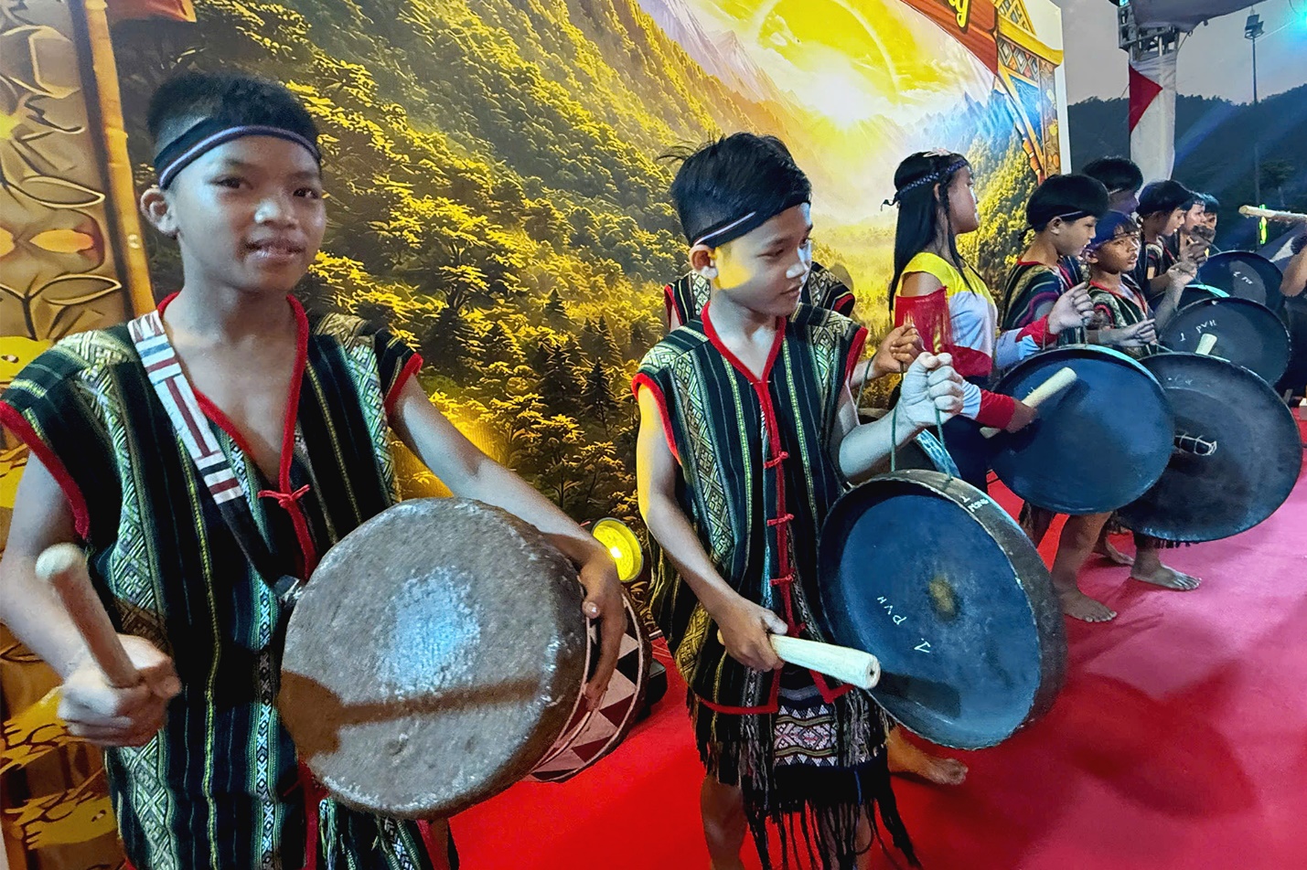 khong gian van hoa  doc dao o cho phien son tay thuong - 13